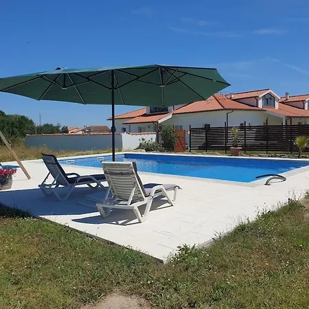 Spacious Apartment With Swimmingpool
